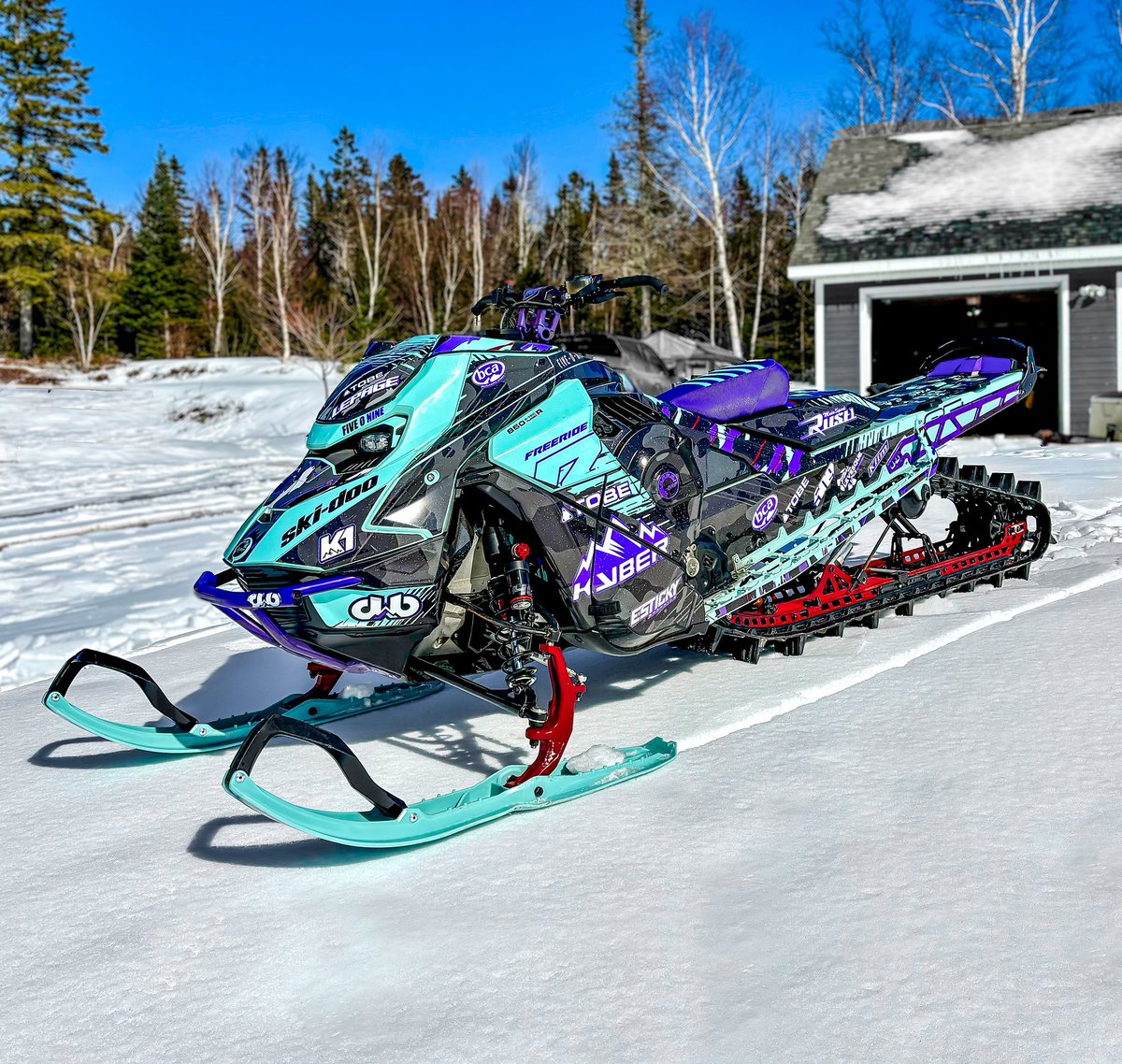 SimonHamacmjc9's tweet photo. Thanks to Samuel Lepage from Gaspé, Quebec, Canada, for his stunning Gen5 Freeride. Custom design printed with a metal-flake finish in BRP Neo Mint, Crazy Purple, and BRP Spartan Red. https://t.co/a0gzT3yqgK