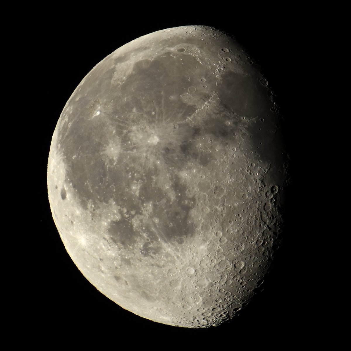 AlbireoTw's tweet photo. 9/1の月。（D850＋AF-S 500mm f/4E FL ED VR＋TC-20EIII／f/8／ISO800／1/800秒）
ttp://www.albireo-web.com/sigh.html#260901 https://t.co/0k78afIB8Z