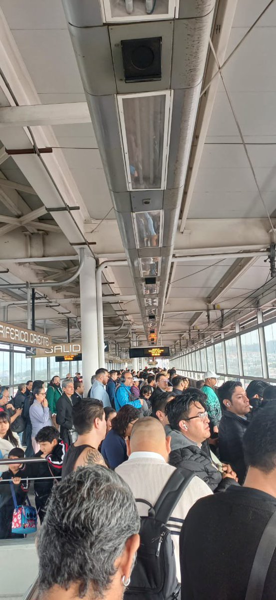 CeliRivera3510's tweet photo. Linea 12 COLAPSADA URGENTE MAS TRENES @MetroViralMx @MetroCDMX @viral_metro @SSSP https://t.co/MGW85cKRjP