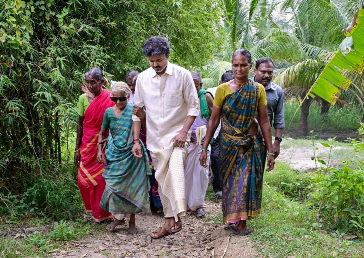 timesofindia's tweet photo. #InPics | Tamil Nadu Chief Minister Joseph Vijay visits the residence of local farmer P Ramasamy in Chinnakavoor village, after opening the sluices of the Stanley Reservoir at Mettur for irrigation in the Cauvery delta districts. 🌾

#TamilNadu #Salem #Mettur #StanleyReservoir #CauveryDelta #Irrigation #Farmers #Agriculture #TamilNaduNews