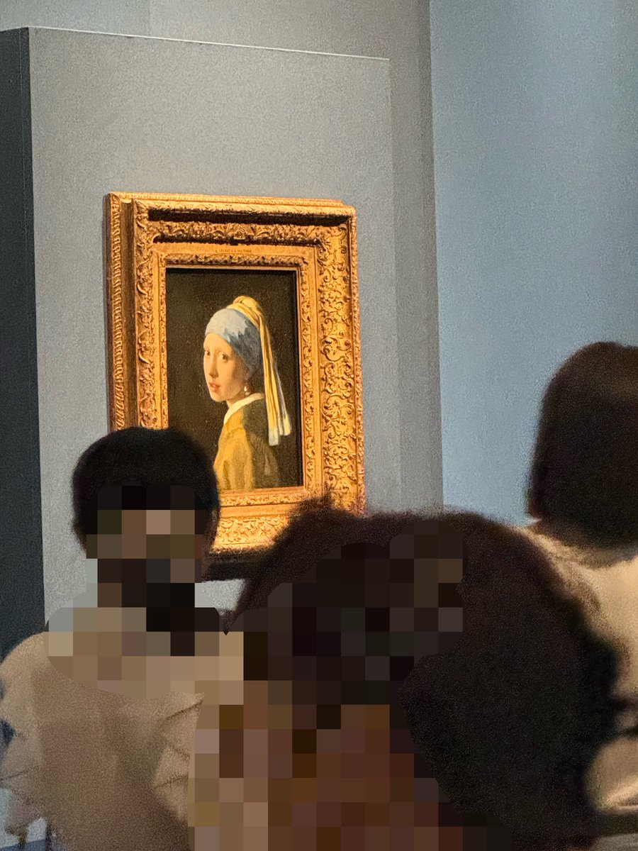 nyfSnY3K's tweet photo. フェルメール展は個人的に真珠の耳飾りの少女の展示室がスロープ状？になっていて、劇場みたいに後列に行くにつれ高さのある設計なのが良かった。おかげで行列並んでる40分ほど色んな角度からじっくり観られた。近くの姉さん方も「遠くからでも目立つね」「凄いね」と語り合ってた https://t.co/iLBpD8UhtA