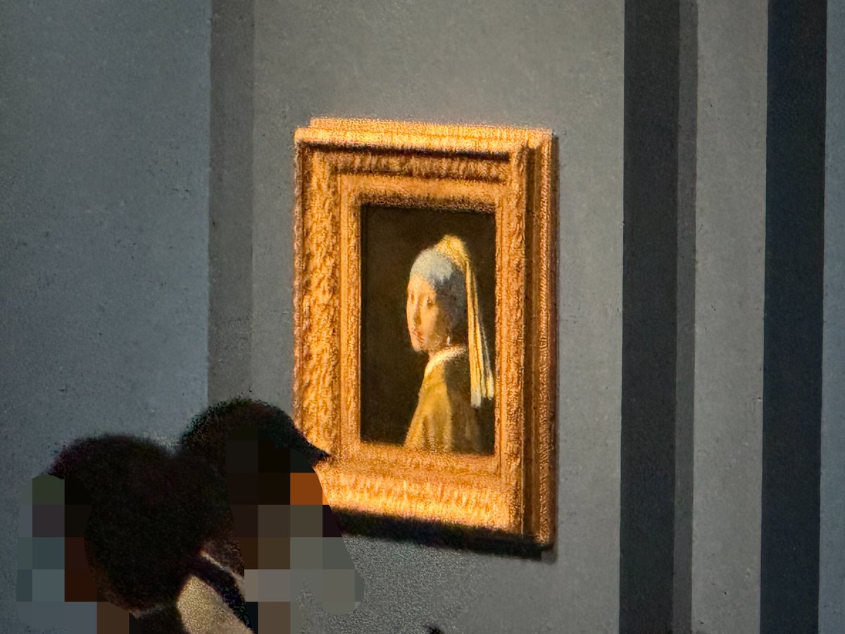nyfSnY3K's tweet photo. フェルメール展は個人的に真珠の耳飾りの少女の展示室がスロープ状？になっていて、劇場みたいに後列に行くにつれ高さのある設計なのが良かった。おかげで行列並んでる40分ほど色んな角度からじっくり観られた。近くの姉さん方も「遠くからでも目立つね」「凄いね」と語り合ってた https://t.co/iLBpD8UhtA