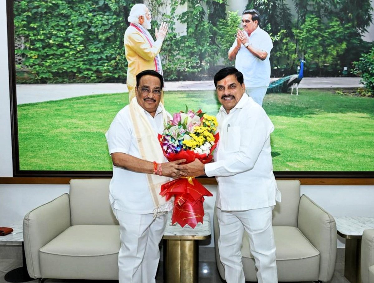 DrMohanYadav51's tweet photo. आज नई दिल्ली में माननीय केंद्रीय जल शक्ति मंत्री श्री @CRPaatil जी से सौजन्य भेंट कर मध्यप्रदेश में जल प्रबंधन एवं सिंचाई सुविधाओं के विस्तार सहित जनहित से जुड़े विषयों पर चर्चा की।

इस दौरान मध्यप्रदेश के विकास में केंद्र सरकार के निरंतर सहयोग के लिए उनका आभार व्यक्त किया। https://t.co/QZWbNJamlO