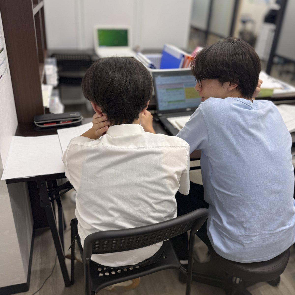 courage_recruit's tweet photo. 生徒との距離感は塾講師にとって大切。

教えすぎるのではなく、必要なときにそっと手を差し伸べる。
授業のことだけでなく、ちょっとした会話も大切にする。

「先生に聞いてみよう」と思ってもらえる存在でありたいと思っています☺️

生徒と一緒に成長してくれる講師を募集中です✨
週1日〜、担当学年・教科も相談できます！

#岡崎市　#塾講師