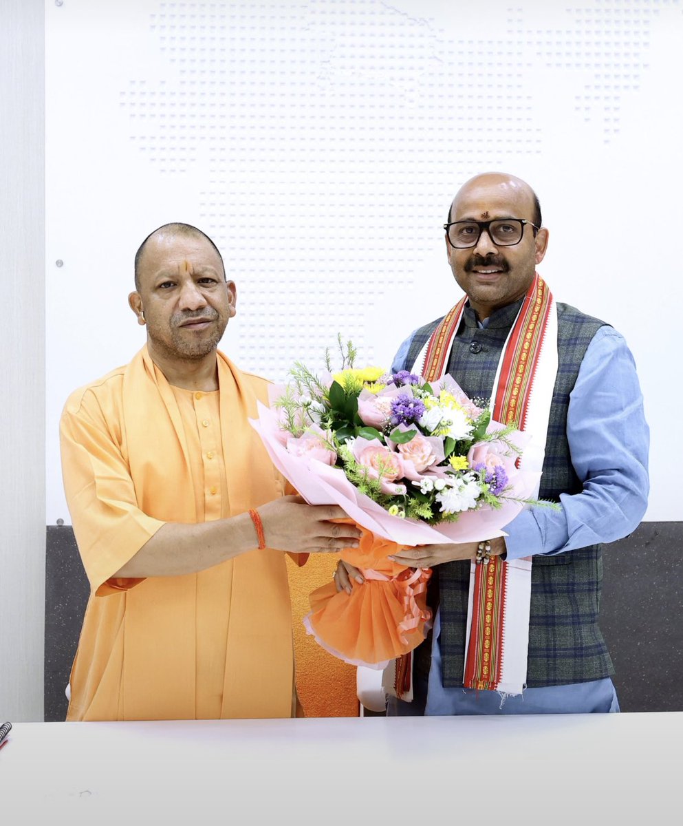PiyushPadmakar's tweet photo. #Yogi : ये मुलाकात हो गई । कुछ लोगों ने खूब हवा हवाई बात कर ली । अब सच सुनिए : 
1. यूपी में योगी के चेहरे पर ही चुनाव लड़ा जाएगा 
2. केशव हों या पाठक॥ दोनों को ही ये क्लियर कर दिया गया है 
3. दिल्ली और लखनऊ के बीच कोई मतभेद या मनभेद नहीं है । https://t.co/mus2WkzF9Y