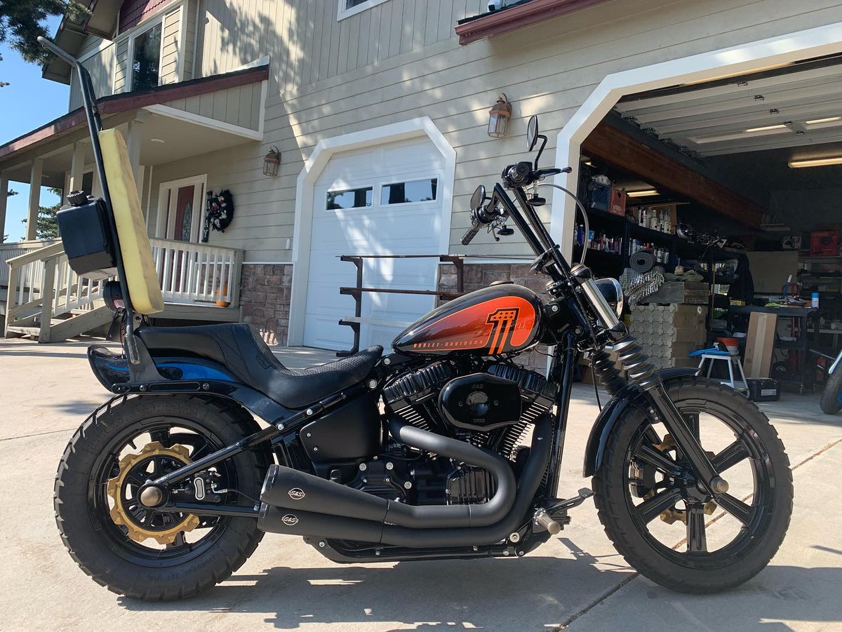 ChaunceyVehvj's tweet photo. Rear fender mounted, lights welded on, and the extra tank in place. Just one piece left to weld before painting. Fender by FN Dirty Greaser, brake lights by Prism Supply, spare tank by TJ Brutal Customs. https://t.co/GJVujJrMCE
