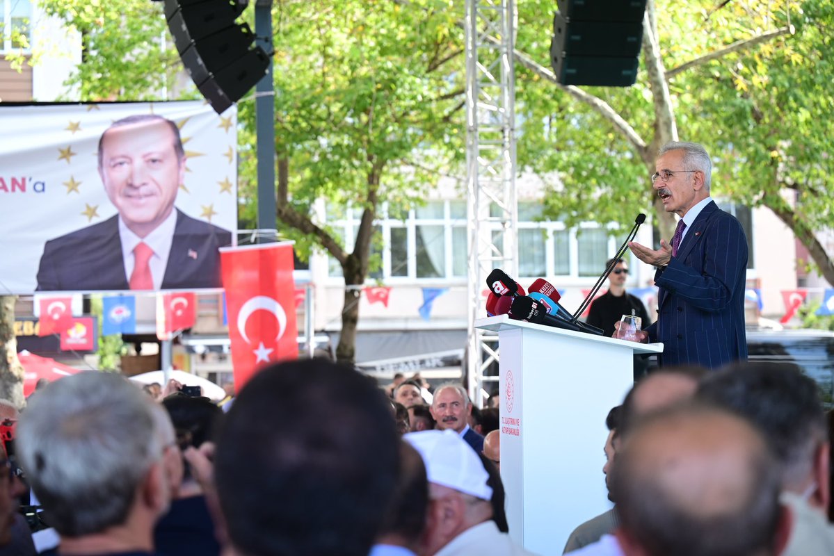 a_uraloglu's tweet photo. 📍Trabzon

Yaylaları, horonu, mert insanları ve kendine has ruhuyla Karadeniz’in eşsiz şehri Trabzon’umuzun ulaşımında yeni bir çağın kapısını araladık! 🚆

Temellerini attığımız 16 duraklı, 16,2 kilometrelik Trabzon Raylı Sistem Hattımızla Akçaabat’tan Trabzon Havalimanı’na 26 dakikada ulaşacağız. ⚡️

Trabzonsporumuzu izlemek için Havalimanı’na gelen hemşehrimiz dakikalar içinde Şenol Güneş Spor Kompleksi’ne ulaşacak; öğrencimiz okuluna, işçimiz ve esnafımız mesaisine giderken zamandan kazanacak. 🕓

2029’un sonuna kadar hizmete açmayı hedeflediğimiz eserimizin Trabzon’umuza ve tüm vatandaşlarımıza hayırlı olmasını temenni ediyorum. 🚀

#TürkiyeHızlanıyor 🇹🇷