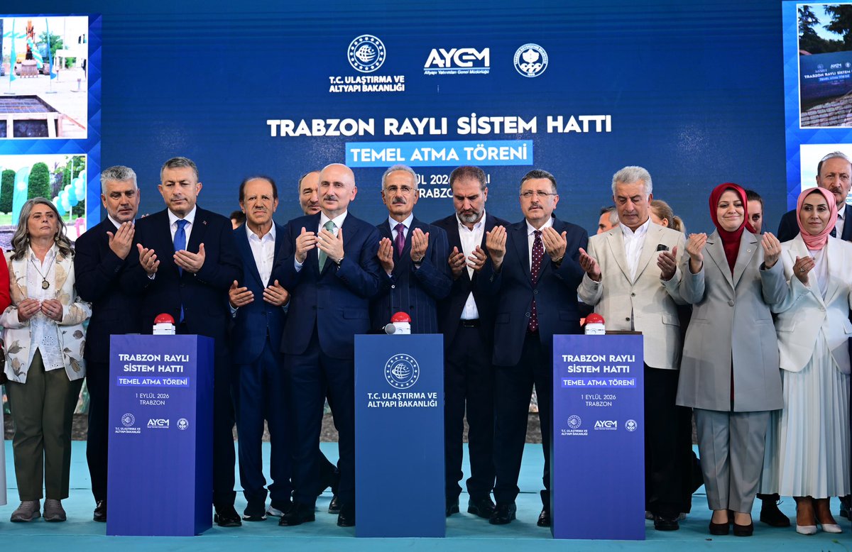 a_uraloglu's tweet photo. 📍Trabzon

Yaylaları, horonu, mert insanları ve kendine has ruhuyla Karadeniz’in eşsiz şehri Trabzon’umuzun ulaşımında yeni bir çağın kapısını araladık! 🚆

Temellerini attığımız 16 duraklı, 16,2 kilometrelik Trabzon Raylı Sistem Hattımızla Akçaabat’tan Trabzon Havalimanı’na 26 dakikada ulaşacağız. ⚡️

Trabzonsporumuzu izlemek için Havalimanı’na gelen hemşehrimiz dakikalar içinde Şenol Güneş Spor Kompleksi’ne ulaşacak; öğrencimiz okuluna, işçimiz ve esnafımız mesaisine giderken zamandan kazanacak. 🕓

2029’un sonuna kadar hizmete açmayı hedeflediğimiz eserimizin Trabzon’umuza ve tüm vatandaşlarımıza hayırlı olmasını temenni ediyorum. 🚀

#TürkiyeHızlanıyor 🇹🇷