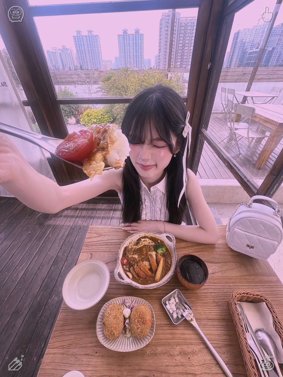 ore_oreoreotyan's tweet photo. There's a striped ball-patterned blanket spread across the bed. Meanwhile, I'm out on the balcony, enjoying my iced tea, and I find myself scrolling through my selfie gallery once more. I observe how my facial expressions shift as the day goes by—drowsy, alert, goofy, at ease— https://t.co/nXGFcXmduP