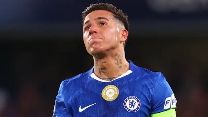 centreGoalHQ's tweet photo. 🚨 MICHAEL OWEN ON ENZO FERNÁNDEZ: “CHELSEA ARE UNGRATEFUL.” 😳

🗣️“Honestly, I think Chelsea have forgotten what Enzo Fernández has done for that club. He has given everything, played through difficult moments, won trophies and constantly put himself on the line for Chelsea.

Yet this is the treatment he gets? Chelsea are being extremely ungrateful.

The owners, the fans everyone needs to look in the mirror. You cannot praise a player when things are going well and then throw him under the bus when the situation changes.

Enzo deserves far more respect than this. Chelsea should be careful because one day they will look back and realise they pushed away one of the best midfielders they had.”