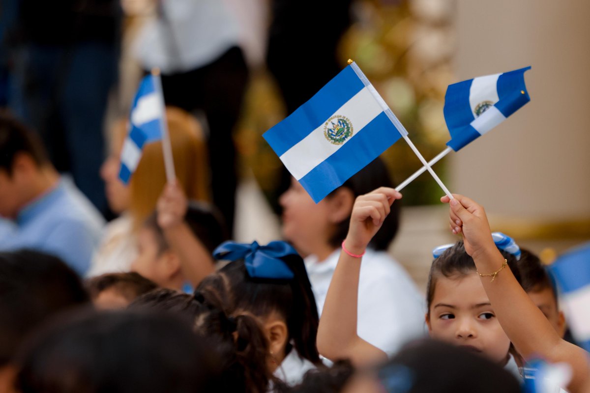 Gobierno_SV's tweet photo. A todas las generaciones nos une el orgullo de ser salvadoreños. Juntos, seguimos construyendo nuestra verdadera independencia. #ElFuturoEsNuestro🇸🇻 https://t.co/f1a9MMm5i7