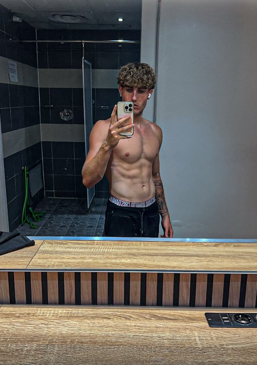 Luca_savageeee's tweet photo. Rt et viens lécher mes abdos 😈 https://t.co/8jU0FZfQ4d