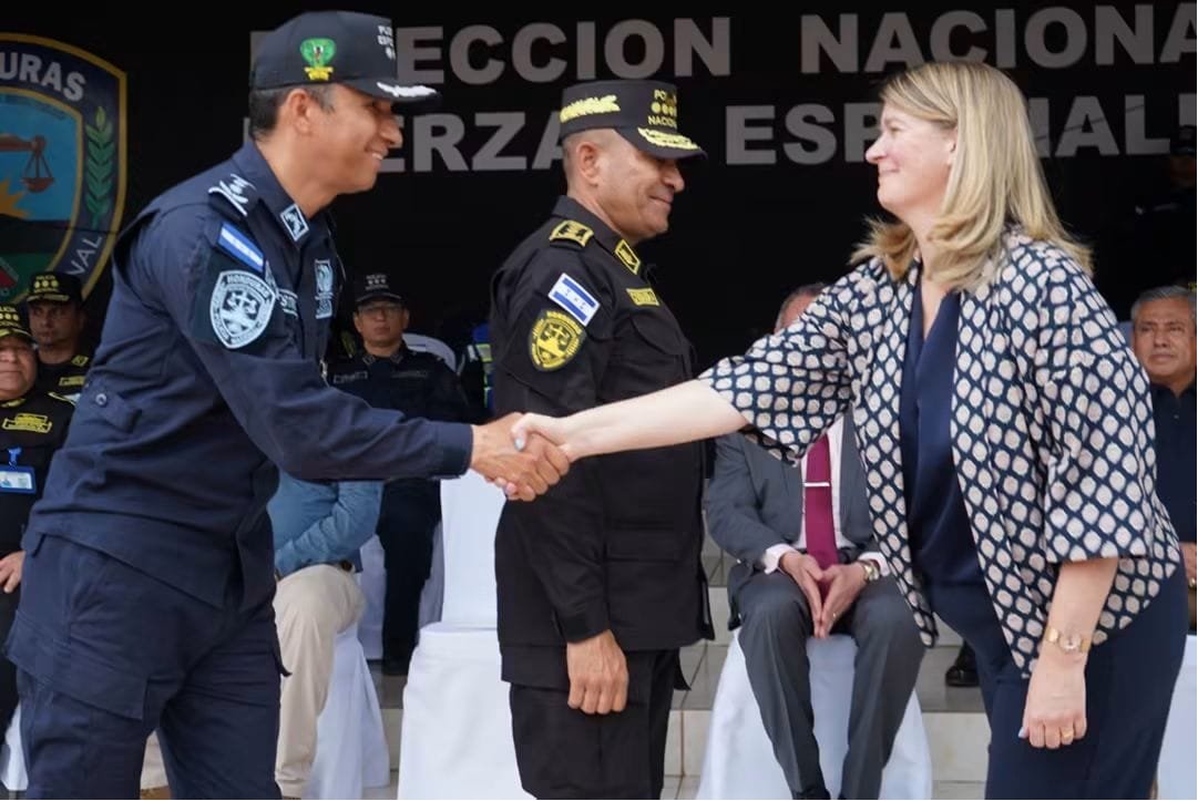 usembassyhn's tweet photo. La cooperación 🇺🇸🇭🇳 sigue fortaleciendo las capacidades para combatir el crimen organizado transnacional, proteger nuestras fronteras y promover la seguridad del hemisferio. Como parte de este esfuerzo conjunto, el Gobierno de los Estados Unidos, a través de la Oficina de Asuntos Antinarcóticos y Aplicación de la Ley @StateINL, se hizo entrega de dos vehículos al Ministro de @SSEGURIDADHN para fortalecer las operaciones del Comando de Operaciones Especiales (COE) de la Dirección Nacional de Fuerzas Especiales. Este apoyo refuerza las capacidades de 🇭🇳 para enfrentar las amenazas del crimen organizado. Los Estados Unidos de América y Honduras seguimos trabajando juntos por un hemisferio más seguro y fuerte.