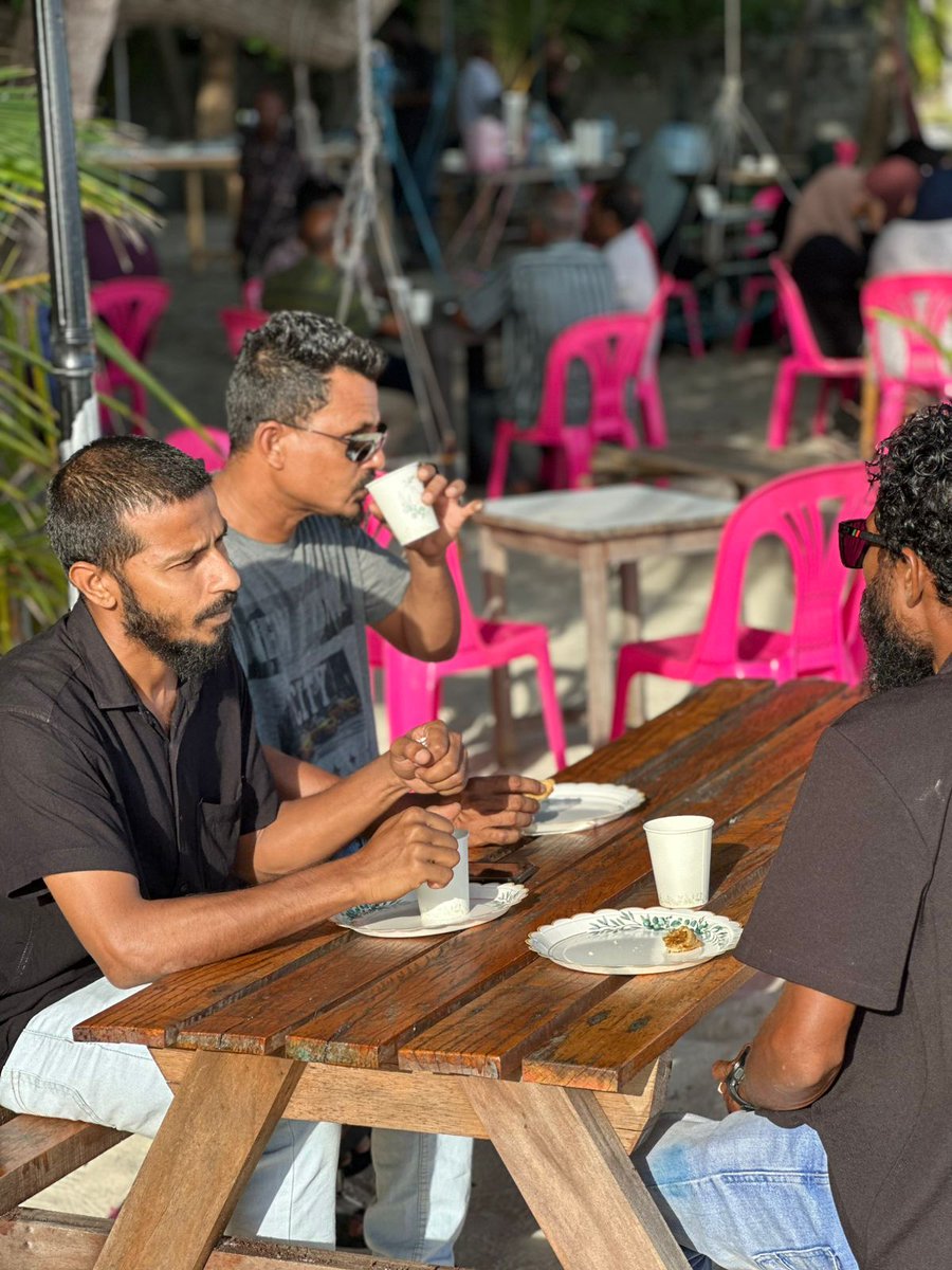 khadheejaAli1's tweet photo. An evening of meaningful conversations with the people of Alifushi. ☕🇲🇻

Our MP @YathalAbdull  took the time to listen to islanders’ concerns, discuss their needs, and explore practical ways to bring further improvements and development to our community. https://t.co/bhQLnl1BUx