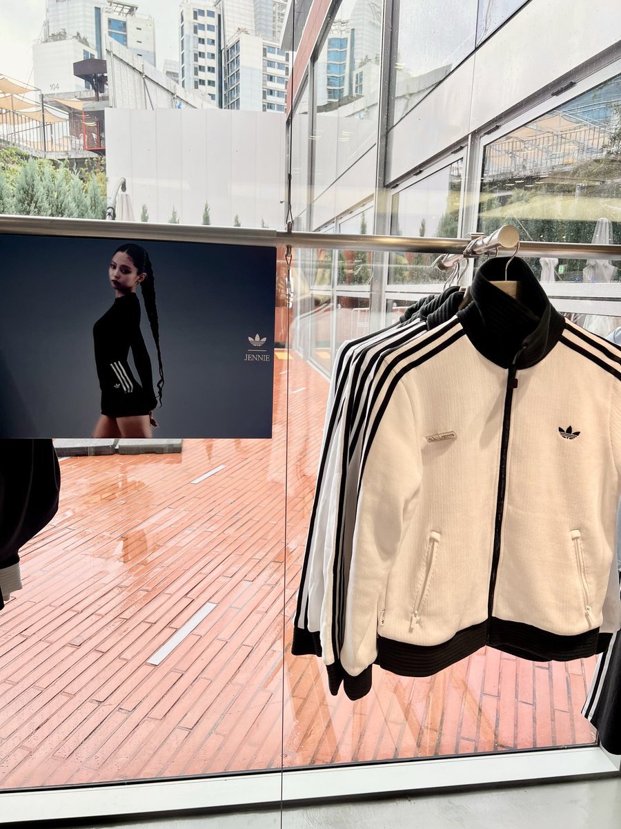 okome_chan33's tweet photo. 本日発売のadidas×JENNIEコラボ
早速行ってみたら可愛かった〜🥲🩵
今回はショーパン購入した🎶 https://t.co/3ZqW3UEqij