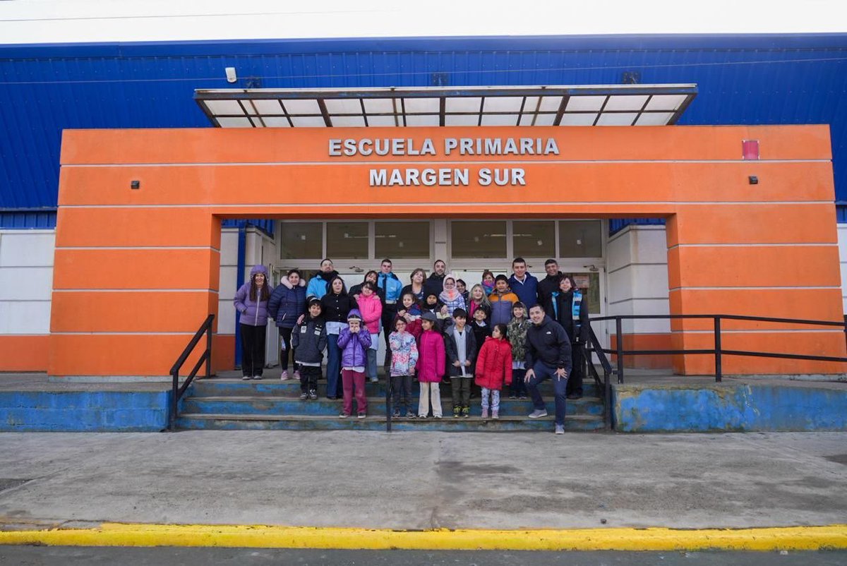 GonzaFerro's tweet photo. Educar en la infancia, la mejor manera de concientizar sobre seguridad vial 🙌🏻

Sobre todo si lo hacemos jugando 😂

Junto a la comunidad educativa de la Escuela 44 llevamos adelante una jornada de educación vial y colocación de señales de tránsito en el entorno de la institución.

Primero Río Grande 💙