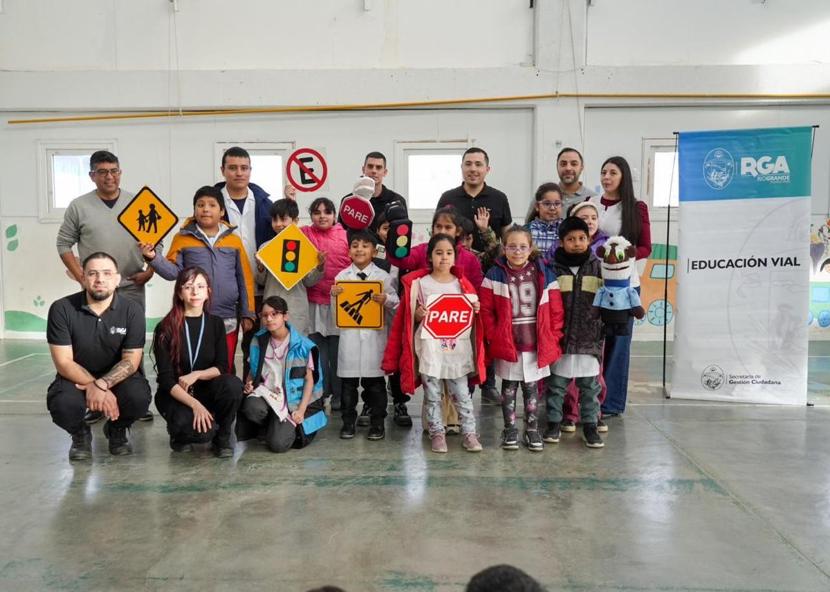 GonzaFerro's tweet photo. Educar en la infancia, la mejor manera de concientizar sobre seguridad vial 🙌🏻

Sobre todo si lo hacemos jugando 😂

Junto a la comunidad educativa de la Escuela 44 llevamos adelante una jornada de educación vial y colocación de señales de tránsito en el entorno de la institución.

Primero Río Grande 💙