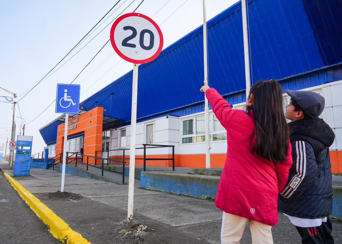 GonzaFerro's tweet photo. Educar en la infancia, la mejor manera de concientizar sobre seguridad vial 🙌🏻

Sobre todo si lo hacemos jugando 😂

Junto a la comunidad educativa de la Escuela 44 llevamos adelante una jornada de educación vial y colocación de señales de tránsito en el entorno de la institución.

Primero Río Grande 💙