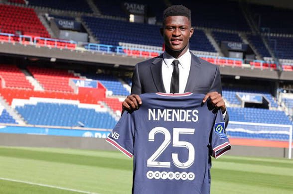 Paristeamfr's tweet photo. Il y a cinq ans, le 1er septembre 2021, Nuno Mendes devenait officiellement un joueur du Paris Saint-Germain. Il avait seulement 19 ans, arrivait du Sporting Portugal et débarquait presque sur le gong d’un mercato complètement fou. À cette époque, Paris mettait la main sur l’un des latéraux les plus prometteurs d’Europe. Cinq ans plus tard, la promesse a largement dépassé les espérances.

Parce que nous l’avons vu grandir sous nos yeux. Nous l’avons vu apprendre, connaître des moments plus difficiles, être freiné, revenir et devenir progressivement un monstre dans son couloir gauche. Jusqu’à changer complètement de dimension.

Au fil des grandes soirées européennes, Nuno Mendes a commencé à mettre quelques-uns des meilleurs joueurs de la planète dans sa poche. Des attaquants habitués à faire vivre un enfer aux défenseurs ont découvert face au Portugais un adversaire capable non seulement de rivaliser avec eux dans la vitesse, mais également de les bousculer physiquement, de les poursuivre, de les reprendre et surtout de repartir immédiatement vers l’avant. Son duel face à Mohamed Salah contre Liverpool restera notamment comme l’une des démonstrations de cette transformation.

Petit à petit, le débat a même fini par ne plus vraiment en être un. Nuno Mendes s’est installé dans la discussion comme le meilleur latéral gauche du monde. Et quand on repense au jeune joueur arrivé à Paris cinq ans auparavant, le chemin parcouru est immense.

Mais le plus impressionnant est peut-être ailleurs.

Nuno Mendes n’a que 24 ans.

C’est presque vertigineux lorsque l’on regarde ce qu’il est déjà capable de produire. Sa vitesse est exceptionnelle, sa puissance également, mais son évolution tactique et défensive a changé son statut. Il ne se contente plus d’être ce latéral spectaculaire qui avale cinquante mètres en quelques secondes. Il sait défendre, fermer son côté, provoquer, combiner, casser des lignes et faire basculer une rencontre. Et malgré tout cela, sa marge de progression paraît encore considérable.

C’est probablement ce qui rend son histoire avec le PSG aussi excitante. Nous n’avons peut-être encore rien vu de son meilleur niveau.

En cinq années, le gamin du Sporting est devenu un homme des grandes soirées parisiennes, un double vainqueur de la Ligue des Champions et une référence mondiale à son poste. Il a connu les difficultés, les blessures, les retours, avant de participer aux plus belles nuits de l’histoire du club.

Le 1er septembre 2021, le PSG recrutait un immense talent.

Cinq ans plus tard, Paris possède le meilleur latéral gauche du monde. Et à seulement 24 ans, Nuno Mendes peut encore devenir beaucoup plus fort.

C’est peut-être ça, finalement, le plus effrayant pour ceux qui vont encore devoir passer par son côté.