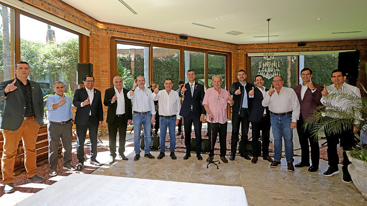 nicomen31's tweet photo. Recuerden gente, para que estos delincuentes sigan así de bien deben seguir teniendo al país así de mal. Y para que los vuelvas a votar te van a decir que son Dios, Patria y Familia y que el verdadero problema es Karl Marx. https://t.co/8PoBoMmyqc