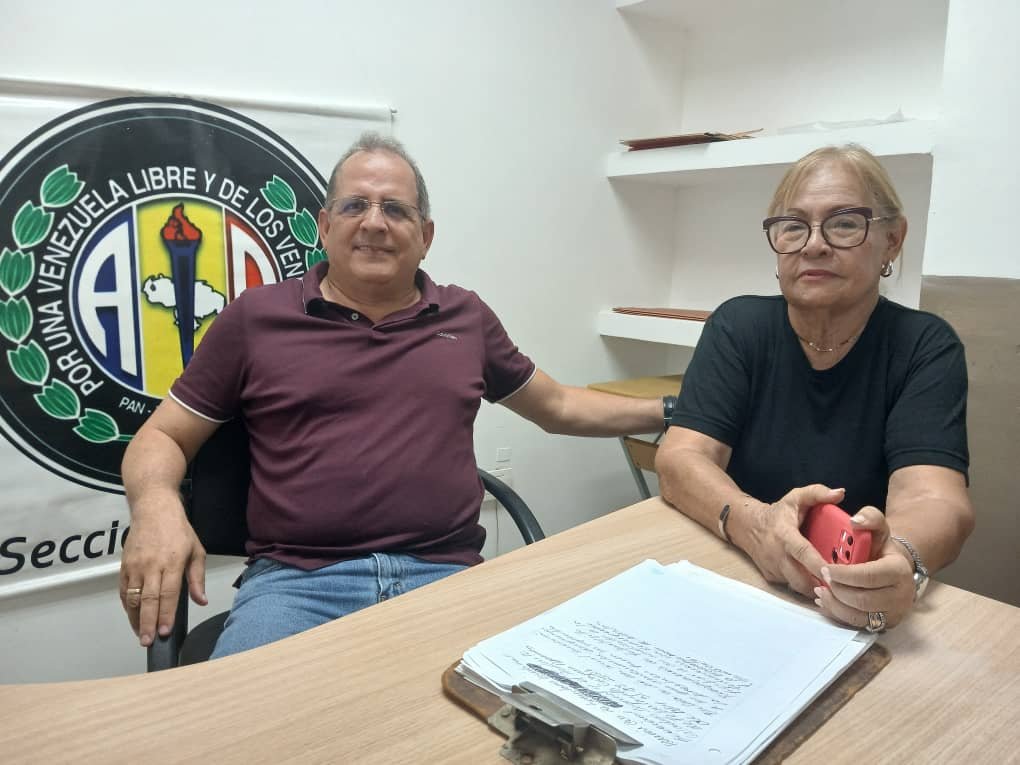 ConCarlosAD's tweet photo. Reunidos ayer con la Secretaria Sindical Seccional Gladys Segovia y con el Presidente encargado de Fetratrujillo Guzmán Ramírez,  abordando la situación laboral de los trabajadores trujillanos y el futuro del movimiento sindical trujillano. https://t.co/m6L51gXY6z