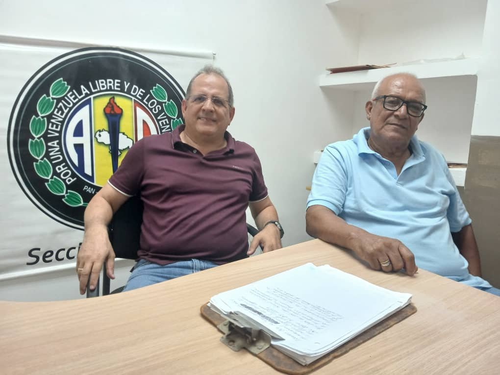 ConCarlosAD's tweet photo. Reunidos ayer con la Secretaria Sindical Seccional Gladys Segovia y con el Presidente encargado de Fetratrujillo Guzmán Ramírez,  abordando la situación laboral de los trabajadores trujillanos y el futuro del movimiento sindical trujillano. https://t.co/m6L51gXY6z