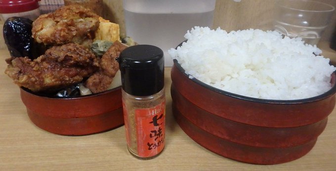 nazofood's tweet photo. 閉店してしまった
秋葉原のデカ盛り「食事処あだち」の料理の写真を発掘してきた
このサイズの次がこのご飯の倍となるので常人はこのサイズが限界だと思う（足りなければお代わり出来る） https://t.co/dOJGZCZyM6