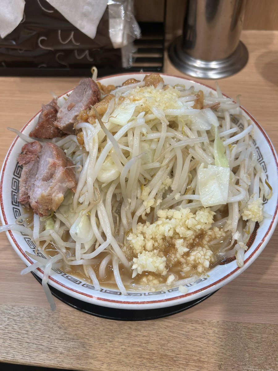 nochi4869's tweet photo. 仕事終わって腹減りすぎ疲れすぎたので力つけるために豚山にラーメン食べにきました！エネルギー！！ https://t.co/PAM8q8cg34