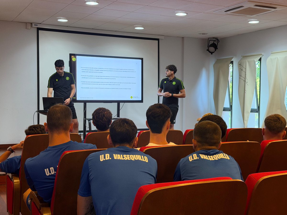 ctafiflp's tweet photo. ⚽️ Nueva charla arbitral en Valsequillo

Ayer la UD Valsequillo acogió en el Centro Cívico de Valsequillo una charla sobre las novedades arbitrales para la temporada 2026/27, dirigida al equipo Regional y a los técnicos de la cadena.

🤝⚽️ Seguimos trabajando juntos https://t.co/RFE5KtNfh6