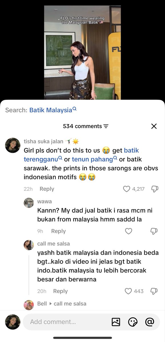 thishrocks's tweet photo. Called it early, nah aku dah kata akan jadi isu. Boleh je archive dulu dah tahu salah tu. PR @FlyFM958 ke laut. 

Lagi satu @TourismMalaysia / MOTAC tak filter ke peniaga pasar seni? Obvious javanese motifs kot https://t.co/dRs8MEAE4Z