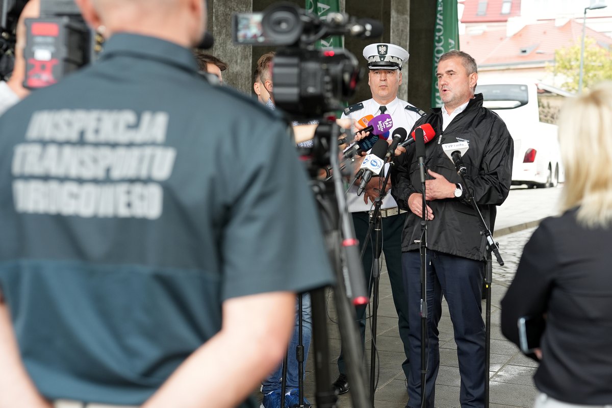 MI_GOV_PL's tweet photo. 🚌 Blisko 3,2 tys. kontroli autokarów przewożących dzieci i młodzież przeprowadzili inspektorzy @ITD_gov w ramach akcji „Bezpieczny Autokar – wakacje 2026”. 
To aż 25% więcej kontroli niż rok wcześniej.

W efekcie:
🔹️nałożono 538 mandatów,
🔹️wszczęto 255 postępowań administracyjnych,
🔹️zatrzymano 133 dowody rejestracyjne,
🔹️32 pojazdy nie zostały dopuszczone do dalszej jazdy,
🔹️0 nietrzeźwych kierowców.

To jednak nie koniec. Na wczorajszej konferencji prasowej wiceminister @Stan_Bukowiec poinformował, że od 1 września @ITD_gov rusza z kontrolami autobusów dowożących dzieci do szkół w ramach akcji „Bezpieczna droga do szkoły”.

#Bezpieczeństwo #ITD #BezpiecznaDrogaDoSzkoły