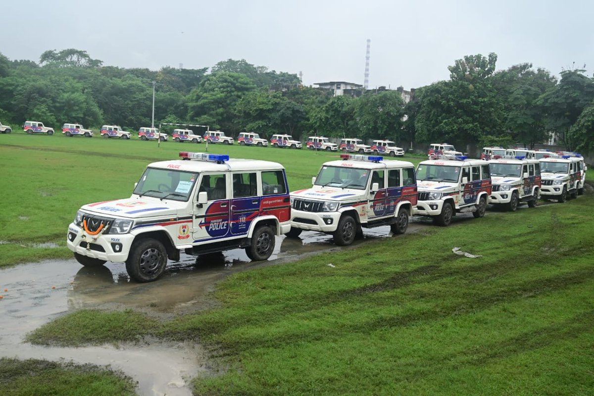 Jsr_police's tweet photo. जमशेदपुर स्थित पुलिस केन्द्र, गोलमुरी के परेड ग्राउंड मे�� 40 नये पेट्रोलिंग वाहनों का शुभारंभ वरीय पुलिस अधीक्षक, पूर्वी सिंहभूम, जमशेदपुर एवं पुलिस अधीक्षक (ग्रामीण) की गरिमामयी उपस्थिति में हरी झंडी दिखाकर 2/3 https://t.co/o7jY32ZKN6