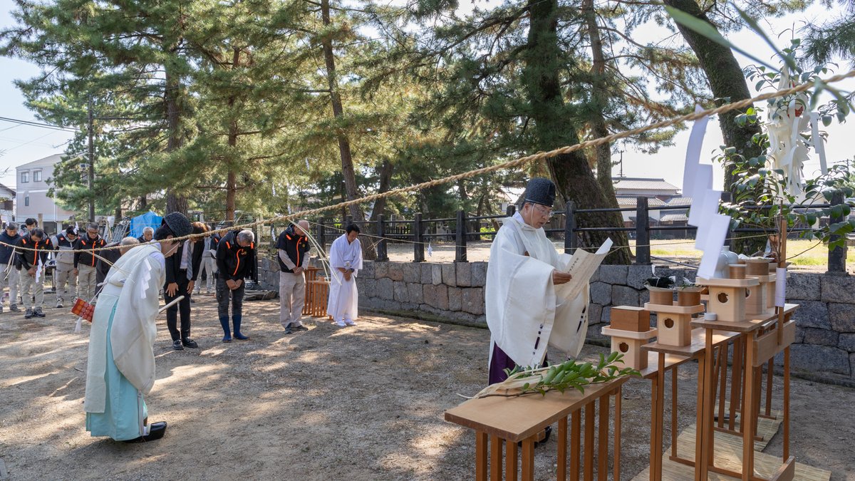 kotohiranomiya's tweet photo. 今朝、神事場にて「祝舎地鎮祭」を斎行いたしました。
祝舎（いわいや）は、例大祭に奉仕する〝お頭人さん〟が精進潔斎する斎場です。毎年、祝舎地鎮祭の後、数日をかけて神事場に建て、例大祭の最後の神事である10月15日の「焼払神事」を以て解体します。

#こんぴらさん
#例大祭 https://t.co/Y8kDzIcvOi