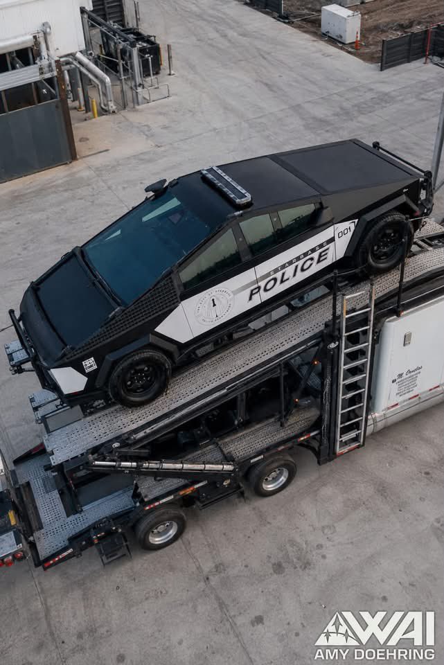 TexanReport's tweet photo. 🚔⚡ Starbase Police Unit 001 Has Arrived — and Yes, It’s a Cybertruck ⚡🚔

#StarbaseTX #StarbasePolice #Cybertruck #TexasLawEnforcement #PoliceVehicles #TexanReport https://t.co/ILtkXCryKb
