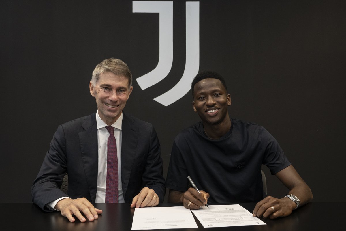 juventusfc's tweet photo. 📸✍🏻⚪️⚫️ https://t.co/LuLs8yV36E