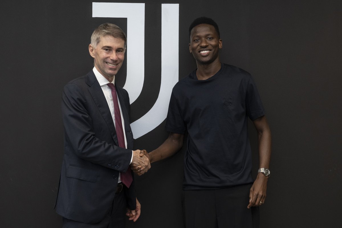 juventusfc's tweet photo. 📸✍🏻⚪️⚫️ https://t.co/LuLs8yV36E