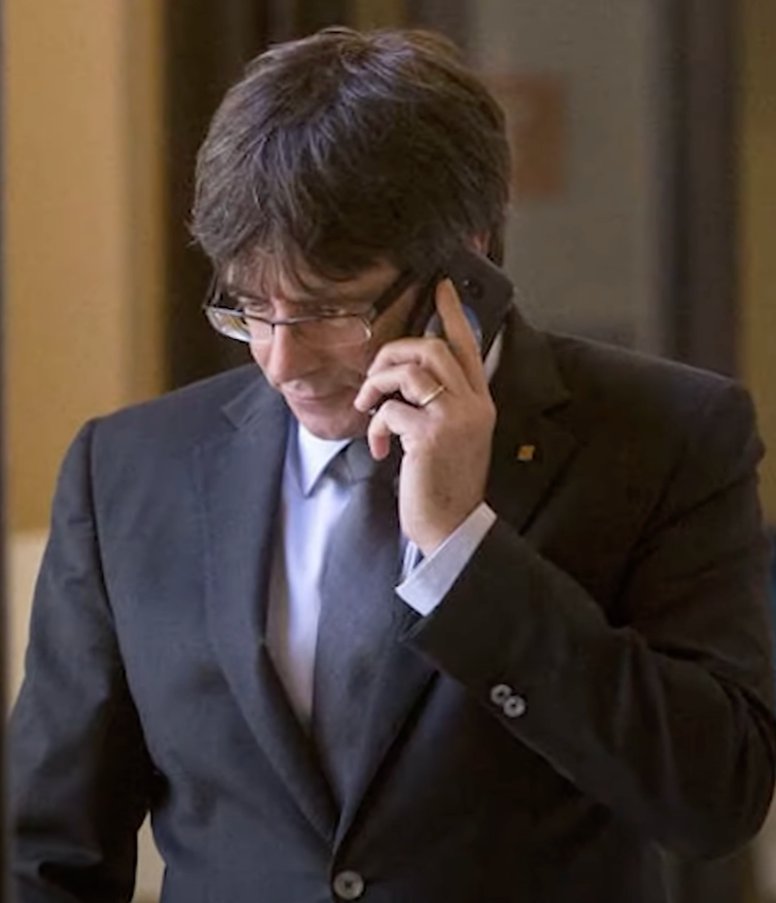 copdullracional's tweet photo. Sabíeu que la mítica celebració de Gabriel Fernando de Jesús «Gabriel Jesus», despenjant el telèfon, està inspirada en les duríssimes negociacions telefòniques entre Pedro Sánchez i Carles Puigdemont per aconseguir l’amnistia dels presos polítics? https://t.co/96vWkdIILe