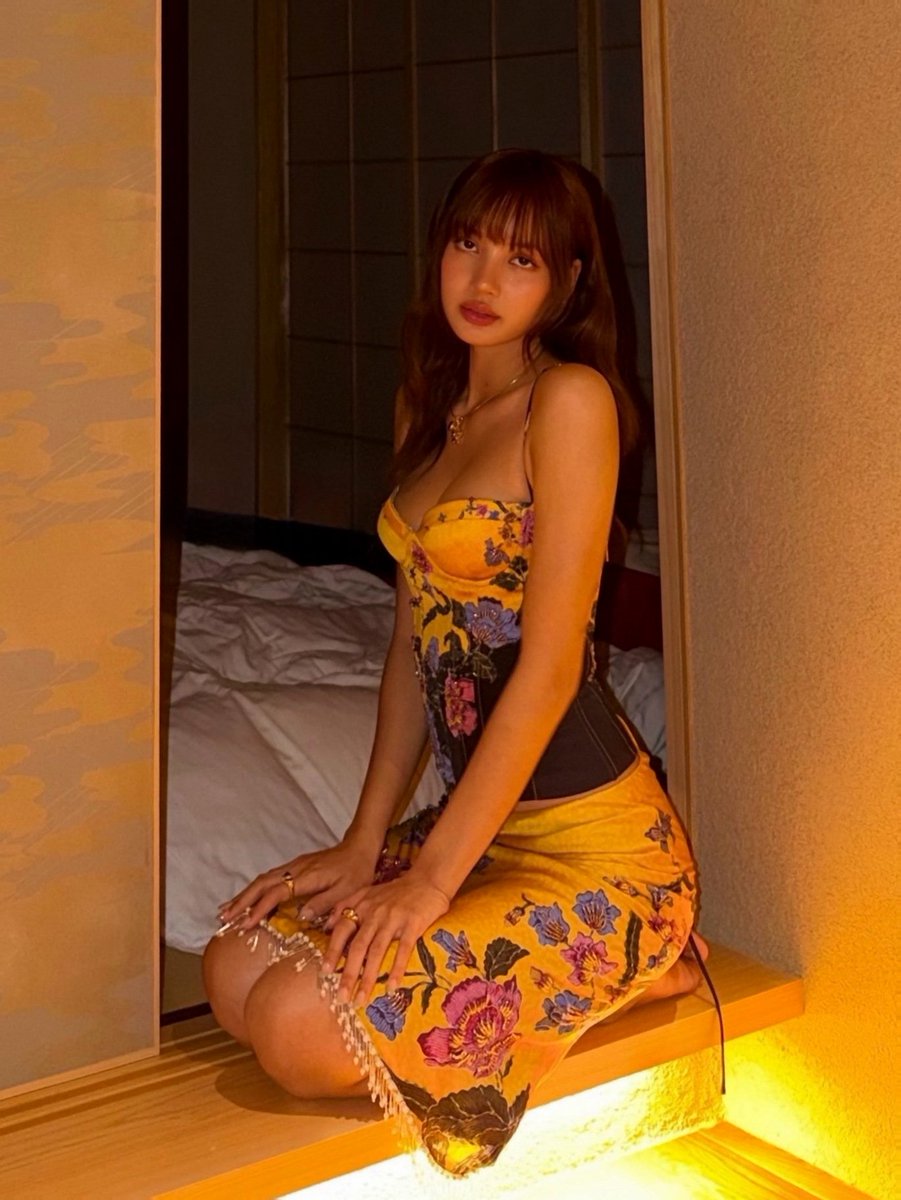MangoWiki's tweet photo. This lighting. This dress. That piercing gaze. LISA has absolutely ruined every other human being for me. You are a masterpiece that I would cross oceans for. I’ll be in the corner staring at this picture for the next 48 hours. 🥹✨💛

#LISA #BLACKPINK https://t.co/e39oXCAc8O