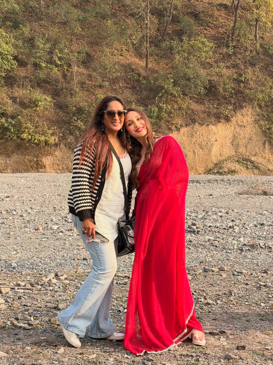 haileymqueen's tweet photo. Behind the scenes. 🎥🤍💃🌹❤️🎦 @heli_daruwala #HeliDaruwala #Hailey #Helipie #NazarLagJayegi #LoveLottery https://t.co/sdwyrdxKdq