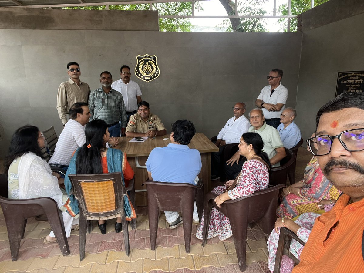 AgraNewsNetwork's tweet photo. थाना एकता जनसुनवाई में Emerald Heightsप्रतिनिधिमंडल ने #ansal की मनमानी, अवैध कब्��़े और गेट पर गैर-कानूनी बाउंसर बैठाने की शिकायत दर्ज कराई।
परिवारों के विधिक अधिकारों एवं महिला सुरक्षा हेतु पुलिस प्रशासन से तत्काल विधिक कार्रवाई का आग्रह किया
 @agrapolice @CommissionerAgr https://t.co/KBt1aNHTQv