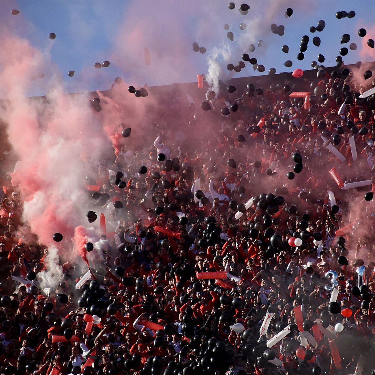 chomickirio's tweet photo. A 7 años del velorio de boca en el Monumental. Así lo relató Daniele De Rossi 🇮🇹: 

"Crearon como un funeral. Los hinchas nos burlaban con cruces, ataúdes y globos negros. Cantaban ‘los que no saltan murieron en Madrid’. 

Nosotros estábamos ahí contra un muy buen equipo y empatamos 0-0. No pateamos, probablemente ni una vez. Y todo el mundo estaba contento después del partido.

El siguiente partido había 60 mil personas en La Bombonera… Perdimos la semifinal de Copa Libertadores contra River de nuevo".
