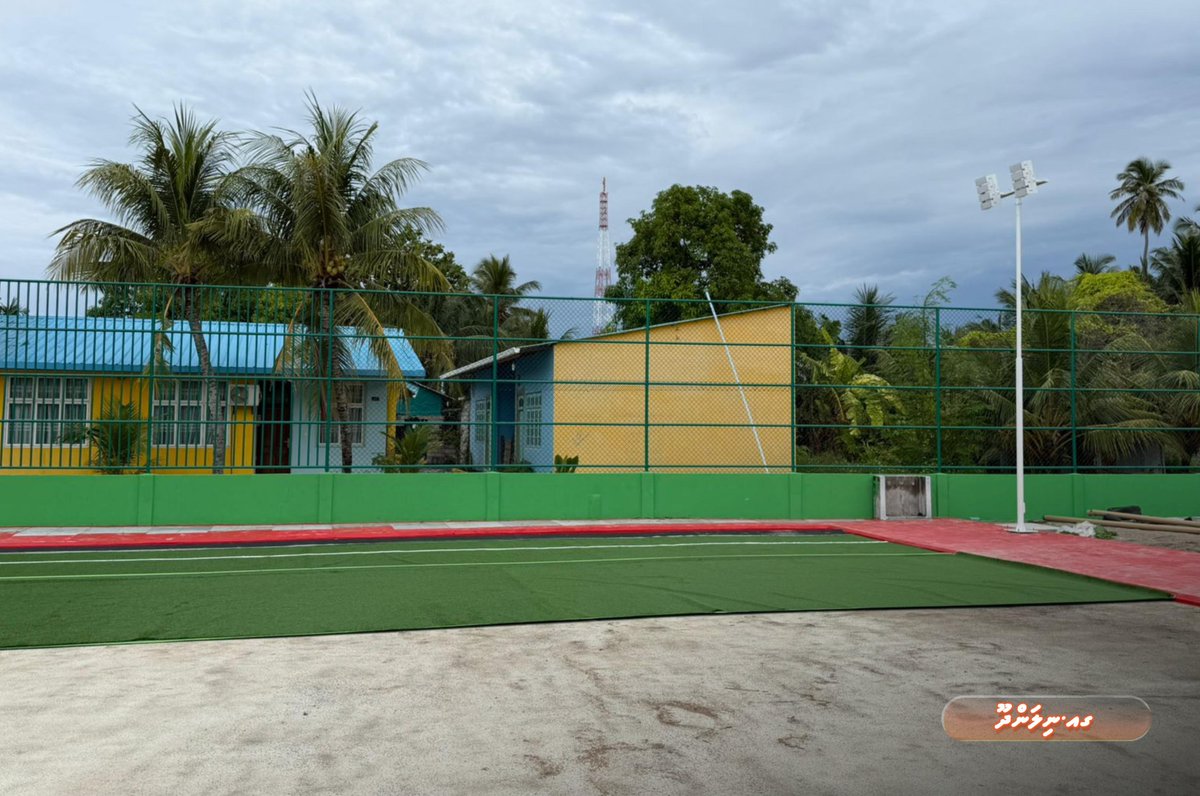 rdcmaldives's tweet photo. ޕަބްލިކް ސެކްޓަރ އިންވެސްޓްމަންޓް ޕްރޮގްރާމްގެ ދަށުން، ގއ. ނިލަންދޫގައި ތަރައްޤީކުރާ ފުޓްސަލް ދަނޑުގައި ޓާފް އެޅުމުގެ މަސައްކަތް ވަނީ ފެށިފައި.

#TeamRDC https://t.co/Eyaay5SubD