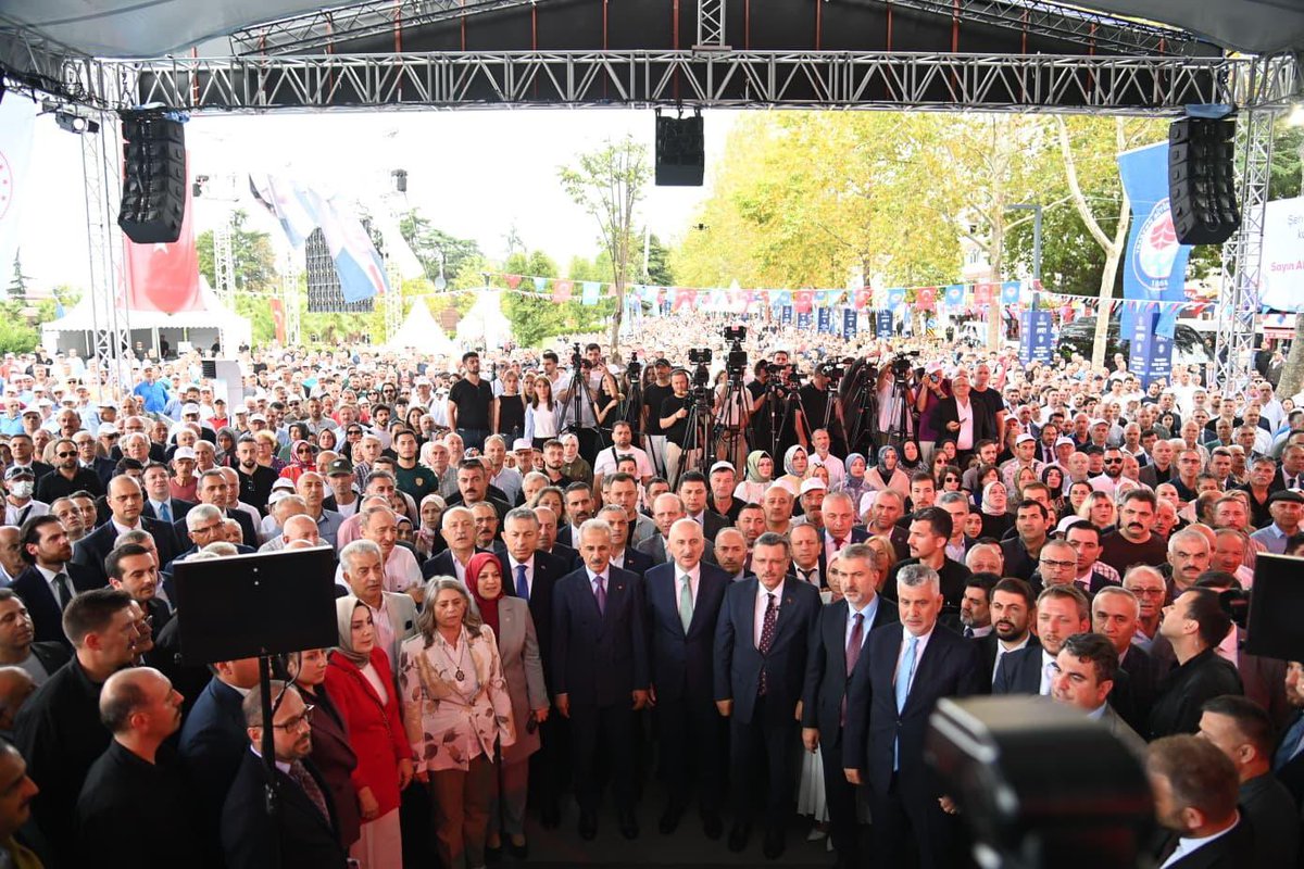 ahmetmgenc's tweet photo. Bir hayali daha gerçeğe dönüştürerek tarihe not düştük. ✍🏻

#TrabzonRaylıSistem Hattımızın temelini attık. Şehrimize hayırlı, uğurlu olsun. 🚈

Şehrimizin her alanda gelişmesi için kıymetli desteklerinden ötürü Cumhurbaşkanımız Sn. Recep Tayyip Erdoğan'a, doğduğu topraklara değer katmak için gayret gösteren şehrimizin kıymetli evladı, Ulaştırma ve Altyapı Bakanımız Sn. Abdulkadir Uraloğlu’na, önceki dönem Ulaştırma ve Altyapı Bakanımız, TBMM Bayındırlık, İmar, Ulaştırma ve Turizm Komisyonu Başkanımız, Milletvekilimiz Sn. Adil Karaismailoğlu’na, AK Parti Genel Başkan Yardımcımız ve Milletvekilimiz Sn. Mustafa Şen’e, Milletvekillerimiz Sn. Yılmaz Büyükaydın’a, Sn. Vehbi Koç'a, AK Parti İl Başkanımız Sayın Sezgin Mumcu’ya ve bakanlığımızın kıymetli bürokratlarına şükranlarımı sunuyorum.