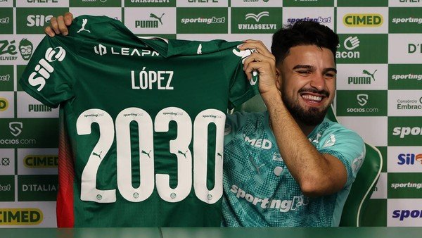 rafagbortoloti's tweet photo. Flaco Lopez renovou com o Palmeiras, até 12/2030. O argentino caminha a passos largos para ser imortalizado na história palmeirense, afinal, ostenta números impressionantes.

- 225 gols
- 78 gols
- 6 títulos, incluindo dois BR
- Terceiro maior artilheiro do time no Século XXI: https://t.co/tohlE3XdSo