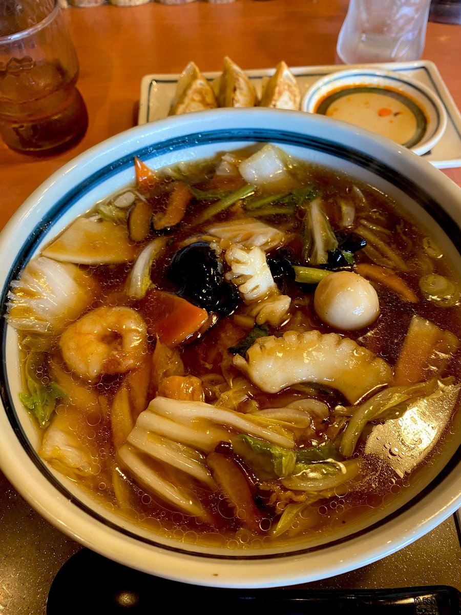 dreadrock_rasta's tweet photo. ケンミンをディスカバリーする某番組
で見た新潟最強ローカルチェーン「三宝亭」
すでに仙台に2店舗⁈
岩沼の方は認識はあったが
新潟最強と知ったのつい最近
平日昼でも家族連れ・グループ多め
カウンター席ありほんと助かる
餃子は6個の方で、生中×2
定番から「五目旨煮麺」
美味すぎ〜これは好きだ https://t.co/o23MD4vrpq