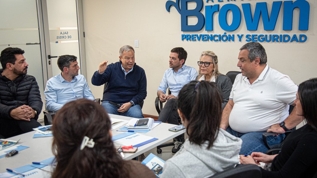 CascallaresPJ's tweet photo. TRABAJAMOS REFORZANDO LA PREVENCIÓN ANTE EL SUPER NIÑO

Frente a los pronósticos de mayores precipitaciones y tormentas para los próximos meses, reunimos a todo el equipo y acordamos continuar fortaleciendo los trabajos de limpieza de arroyos, ductos y bocas de tormenta, mientras profundizamos la articulación entre las diferentes áreas de @MunicipioBrown y también con @BAProvincia.

En Almirante Brown trabajamos durante todo el año para prevenir los efectos del clima y cuidar a nuestros vecinos.

#BrownConVos