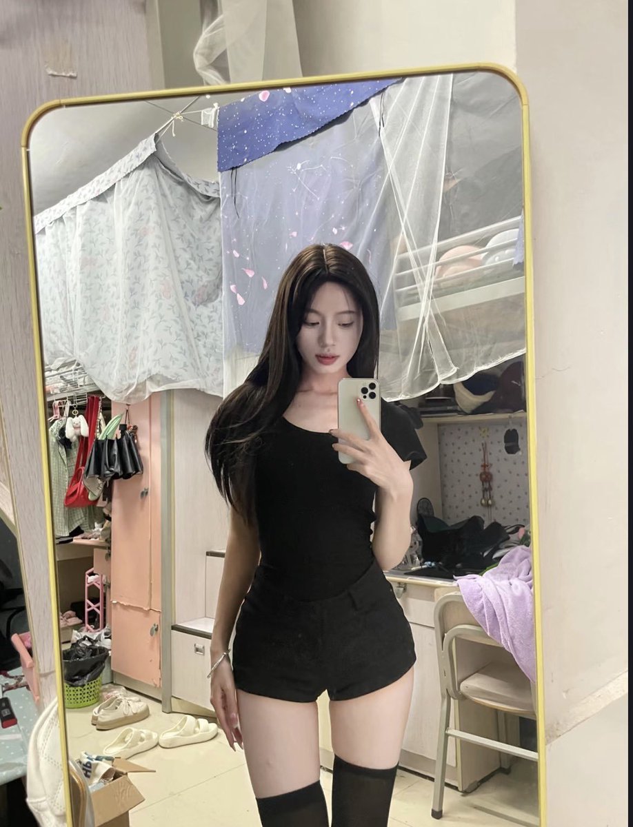 Newtjam1's tweet photo. 今天开学啦😭    

有谁要来锐评我19岁女大的福啊？  

心情不好来X发泄了，无📷来就给[大哭] https://t.co/lRPazP95ee