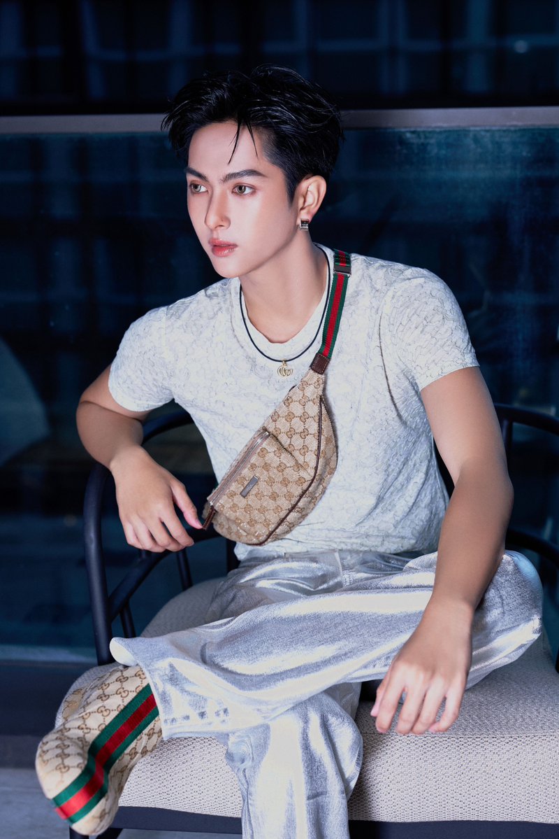 ELLEThailand's tweet photo. เท่แบบไม่มีหักคะแนน! คอปเปอร์ เดชาวัต @cucopper11 ร่วมถ่ายทอดจิตวิญญาณแห่งงานดีไซน์ และรหัสอันเป็นเอกลักษณ์ของแบรนด์ผ่าน @gucci Gucci Primavera คอลเล็กชั่นเต็มรูปแบบครั้งแรกภายใต้วิสัยทัศน์ของ Demna

#ELLEThailand
#Gucci #GucciPrimavera 
#COPPERdechawat https://t.co/1G2jiwdFyC