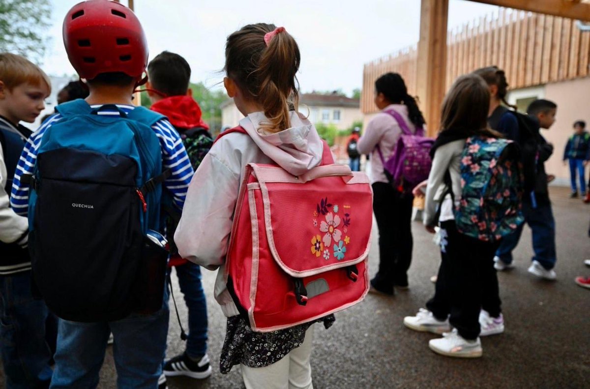 Villepin's tweet photo. Peu de gestes rassemblent encore la France comme la rentrée des classes. Partout, à la même heure, dans les écoles de nos villes et de nos villages, 11,6 millions d’élèves, avec leurs enseignants, vivent aujourd’hui le même rite de passage républicain.

Je me souviens de cette journée où naissent des souvenirs pour la vie. Le cartable préparé la veille et posé près de la porte. Le nom écrit sur la première page du cahier. Le petit écriteau portant son prénom sur la table. Le choix du vêtement, la fébrilité au moment de chercher sa classe sur la porte de l’école.

À tous ceux qui retrouvent aujourd’hui le chemin de l’école, du collège, du lycée, je veux dire ma fierté et mon engagement.

Ma fierté, parce que chacun de ces enfants porte en lui une part de notre avenir commun. Fierté pour leurs enseignants, qui reprennent ce matin l’un des plus exigeants de nos métiers, souvent sans les moyens, souvent sans la reconnaissance. Fierté pour ces parents qui accompagnent leurs enfants sur le chemin qui les fera grandir.

L’école a fait la République et la République a fait l’école. Mais cette promesse, aujourd’hui, se brise.

Près de quatre élèves sur dix entrent en sixième sans atteindre le niveau attendu de fluence en lecture. Au collège, nos classes comptent parmi les plus chargées d’Europe. Et, malgré le regain enregistré cette année aux concours, la crise d’attractivité du métier d’enseignant reste profonde. 

Nous avons laissé l’école devenir un marché des places, des études, de l’avenir. Et sur un marché, ce sont toujours les mêmes qui gagnent.

Mon engagement est de rompre avec cette résignation.

D’abord, la priorité absolue au primaire, parce que tout se joue avant onze ans et que la France dépense encore davantage pour un lycéen que pour un écolier. Je rééquilibrerai les moyens en faveur des premières années, avec moins d’élèves par classe à l’élémentaire et les savoirs fondamentaux garantis à chaque enfant de la République, adossés à un véritable apprentissage des savoir-faire pratiques, de l’art à l’artisanat.

Ensuite, remettre l’enseignant au cœur de l’école : revalorisation des rémunérations, parcours de carrière, vraie formation, vrai collectif de travail. Et recruter de nouveaux hussards noirs de la République, venus des quartiers populaires, des campagnes, mais aussi de ceux qui choisissent d’enseigner au cours d’une seconde carrière.

Exiger aussi davantage de mixité de l’enseignement privé sous contrat, puisqu’il reçoit de l’argent public et doit prendre sa part de l’effort commun. L’argent public ne peut financer l’entre-soi.

Protéger enfin l’école : du harcèlement, de la course à la performance qui épuise trop tôt, mais aussi des réformes successives qui la désorientent. L’urgence est à un pacte de stabilité scolaire : une grande loi en début de mandat, une direction claire, puis le temps de l’appliquer, de l’évaluer et de la corriger sans tout recommencer chaque année.

Une école qui forme des personnes entières, avec une tête, un cœur et des mains. Voilà ce que je veux pour nos enfants.

Bonne rentrée à chacune et à chacun.

Dominique de Villepin

©️ Alexandre Marchi / L’Est Républicain