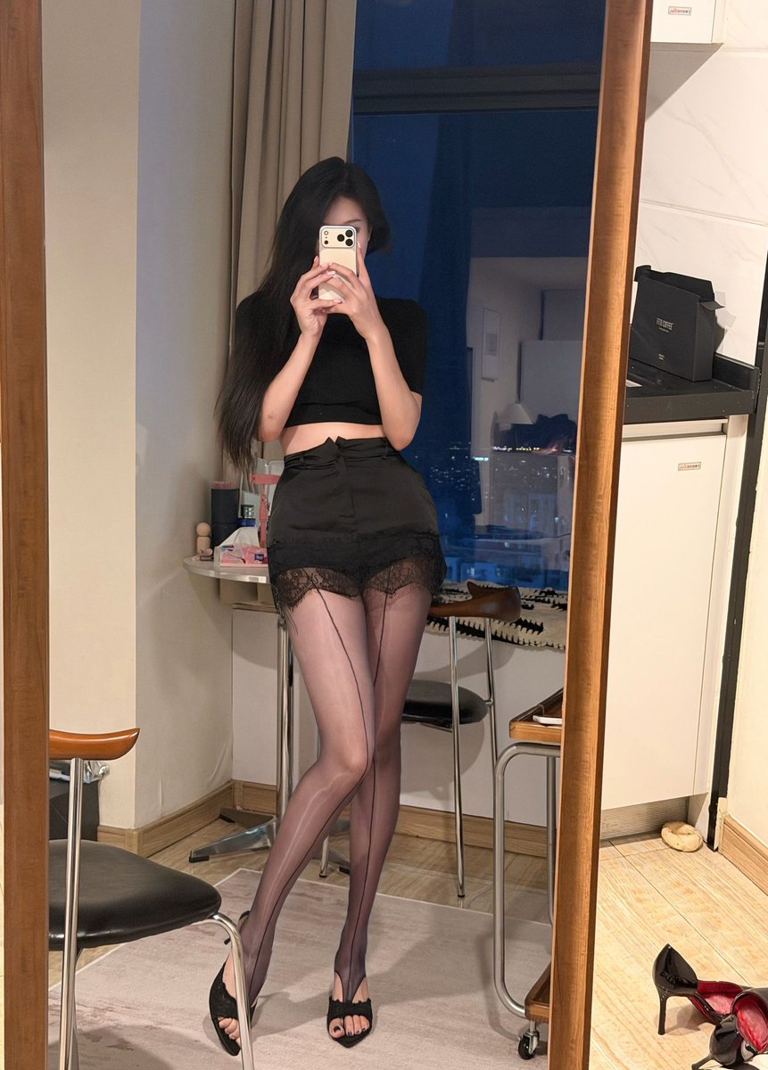 mitaoshule00's tweet photo. 让你爽的事  我顺手就做了 #御姐穿搭ootd #纯欲还是纯御姐 #高跟黑色丝袜穿搭 #控腿穿搭 #妈妈级别御姐穿搭 https://t.co/38w87iGzZJ